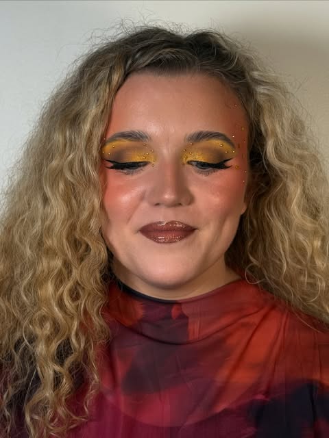 Golden glitter eye look